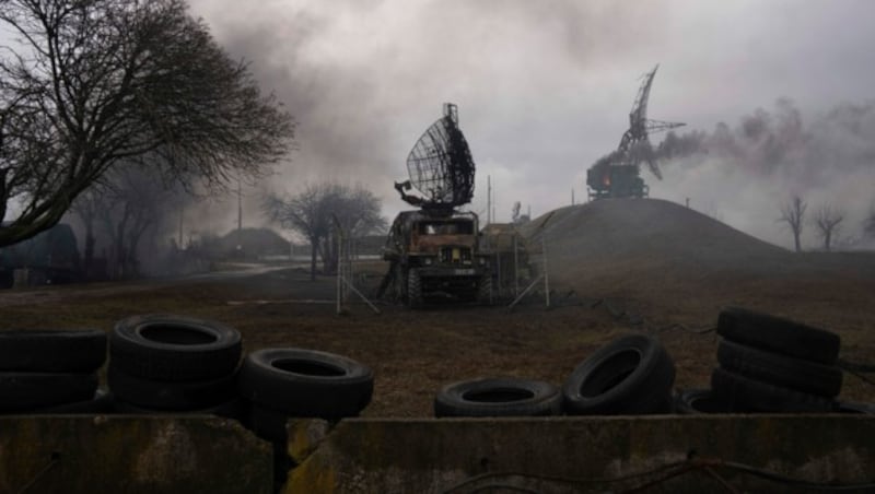 Mariupol am 24. Februar 2022 nach einem russischen Angriff. Die Invasion Russlands in die Ukraine jährt sich bald zum ersten Mal. (Bild: AP)