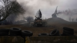 Mariupol am 24. Februar 2022 nach einem russischen Angriff. Die Invasion Russlands in die Ukraine jährt sich bald zum ersten Mal. (Bild: AP)