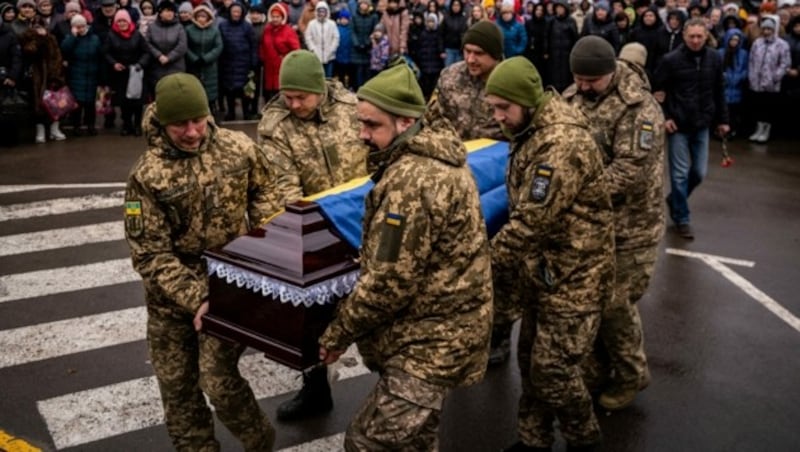 Die Zahl der Gefallenen ist auf beiden Seiten mittlerweile enorm. (Bild: AFP)