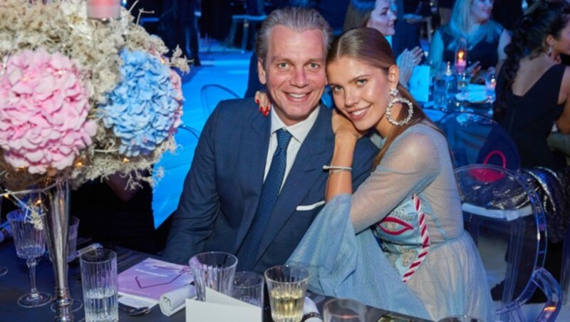 Victoria Swarovski mit Ehemann Werner Mürz bei einer Charity-Gala im Jahr 2018 (Bild: Starpix / picturedesk.com)