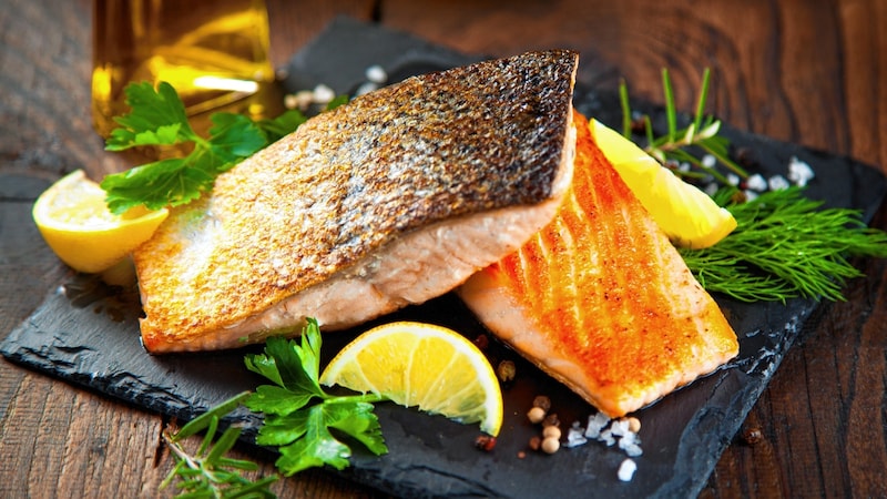 Fatty fish such as salmon provide valuable omega-3 fatty acids and vitamin D. (Bild: karepa - stock.adobe.com)