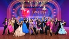 Die zehn „Dancing Stars“-Paare: Omar Khir Alanam & Kati Kallus, Eveline Eselböck & Peter Erlbeck, Lilian Klebow & Florian Gschaider, Martina Reuter & Nikolaus Waltl, Corinna Kamper & Danilo Campisi, Karina Sarkissova & Dimitar Stefanin, Michael Buchinger & Herbert Stanonik, Alexander Pointner & Manuela Stöckl, Hannes Kartnig & Catharina Malek sowie Lucas Fendrich & Lenka Pohoralek (v. li. n. re.). (Bild: ORF/Hans Leitner, Montage: Gisela Jiresch)