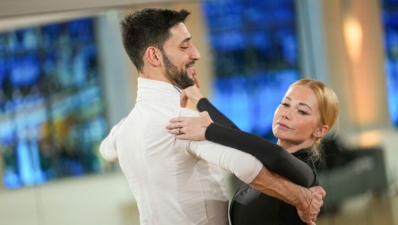 Seit Anfang Februar trainieren die „Dancing Stars“ für die erste Show am 3. März. Auch Karina Sarkissova und Dimitar Stefanin sind fleißig. (Bild: ORF)