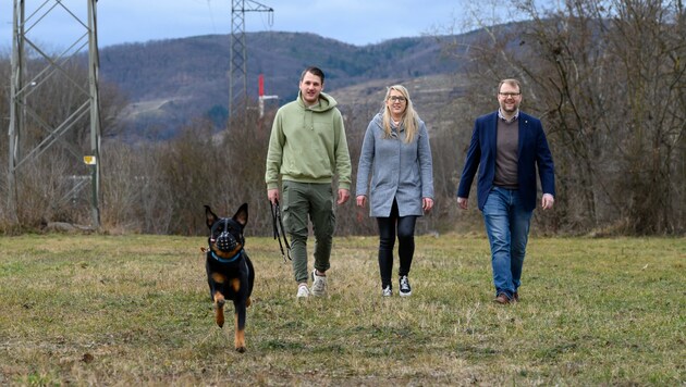 Kamleitner (re.) würde die erste Kremser Hundezone gerne in der Nähe des Hafens und bei einer bereits etablierten Spazierroute errichten. (Bild: Molnar Attila)