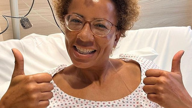 Daumen hoch: Arabella Kiesbauer nach ihrer letzten Operation. (Bild: instagram.com/arabellakiesbauer)
