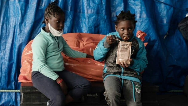 Unbegleitete minderjährige Migranten auf dem NGO-Schiff Ocean Viking (Bild: AFP)