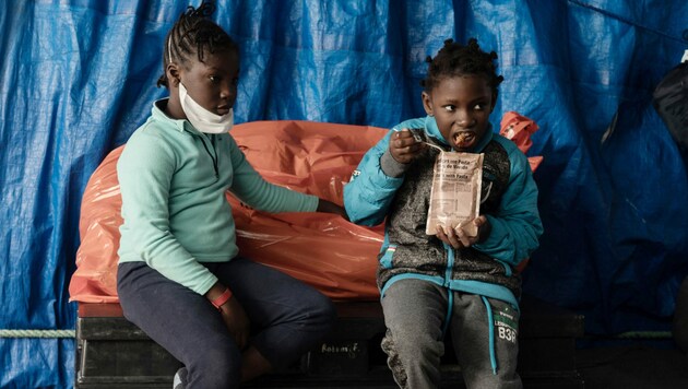 Unbegleitete minderjährige Migranten auf dem NGO-Schiff Ocean Viking (Bild: AFP)