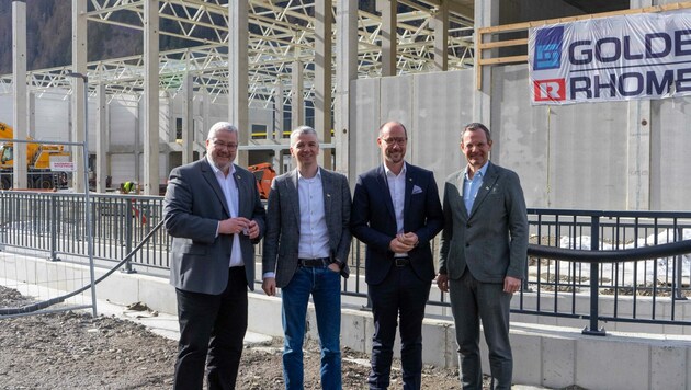 Die beiden GF Hoheisel und Bacher mit LR Mario Gerber und Eigentümer Manfred Pletzer beim Lokalaugenschein (v.li.) (Bild: iDM/Berger)