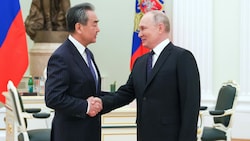 Wladimir Putin begrüßt Wang Yi. (Bild: Sputnik)