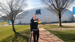 Gerald Mild mit seinem Tennis-Ballon in Gnigl (Bild: Tschepp Markus)