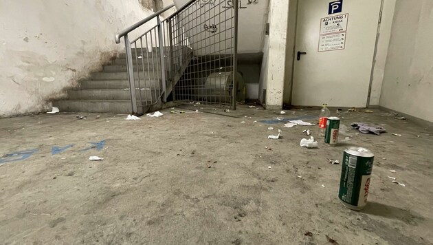 Müll und Hinterlassenschaften prägen das Bild in der CityCenter-Garage. (Bild: Benedict Grabner)