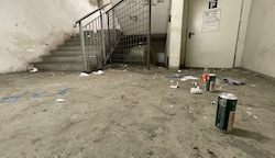 Müll und Hinterlassenschaften prägen das Bild in der CityCenter-Garage. (Bild: Benedict Grabner)