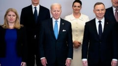 US-Präsident Joe Biden traf sich in Warschau nicht nur mit dem polnischen Präsidenten Andrzej Duda (rechts), sondern auch mit anderen NATO-Partnern in Osteuropa. (Bild: AP)