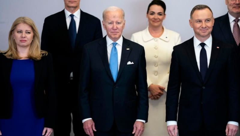 US-Präsident Joe Biden traf sich in Warschau nicht nur mit dem polnischen Präsidenten Andrzej Duda (rechts), sondern auch mit anderen NATO-Partnern in Osteuropa. (Bild: AP)