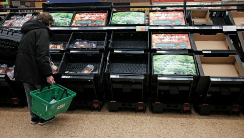 Vor allem Paradeiser, aber auch Paprika und Gurken sind in vielen Supermarkt-Filialen derzeit knapp. (Bild: Yui Mok/PA via AP)