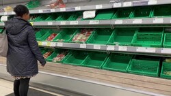 In Großbritannien mehren sich die Berichte von leeren Gemüseregalen in den Supermärkten des Landes. (Bild: kameraOne (Screenshot))