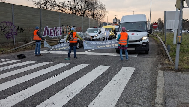 Am Donnerstag blockierten die Aktivisten die Südeinfahrt bei der Altmannsdorfer Straße. (Bild: Letzte Generation Österreich, Krone KREATIV)