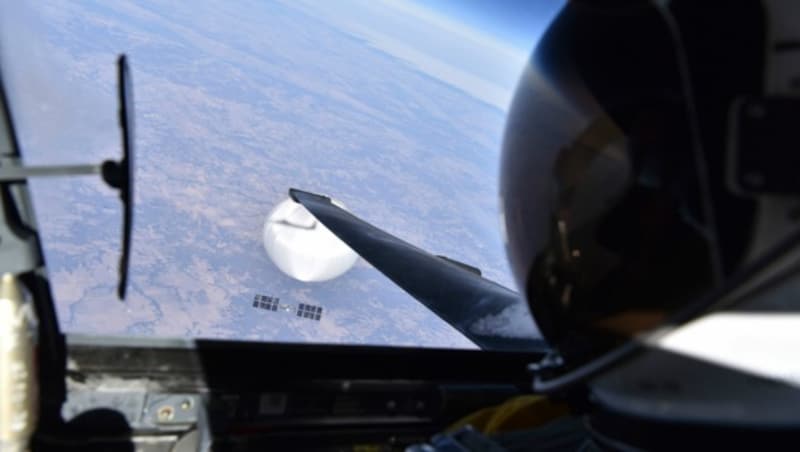 Dieses Foto wurde vom US-Verteidigungsministerium veröffentlicht und zeigt den Ballon kurz vor dem Abschuss. (Bild: AP)