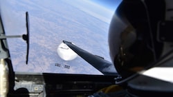 Dieses Foto wurde vom US-Verteidigungsministerium veröffentlicht und zeigt den Ballon kurz vor dem Abschuss. (Bild: AP)