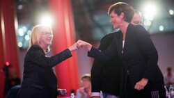 Doris Bures und Pamela Rendi-Wagner beim SPÖ-Bundesparteitag 2021 (Bild: APA/MICHAEL GRUBER)