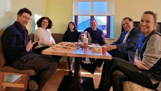Caritas-Direktor Ernst Sandriesser (li.) besuchte die Familie Yavorski in Feldkirchen. (Bild: Tragner Christian)