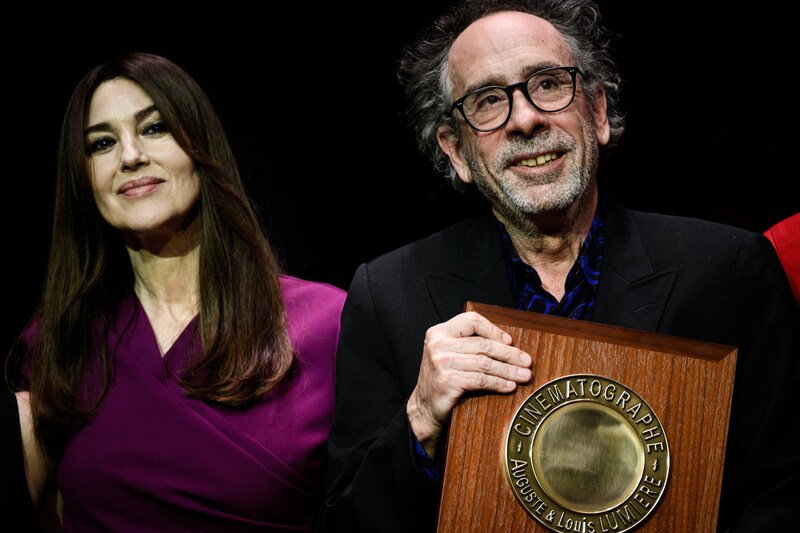 An diesem Tag hat es gefunkt! US-Regisseur Tim Burton bekam am 21. Oktober 2022 von Monica Bellucci während des Lumiere Film Festivals in Lyon den Lumiere Award überreicht und verliebte sich in die Schauspielerin - und sie in ihn. (Bild: APA/Photo by JEFF PACHOUD/AFP)