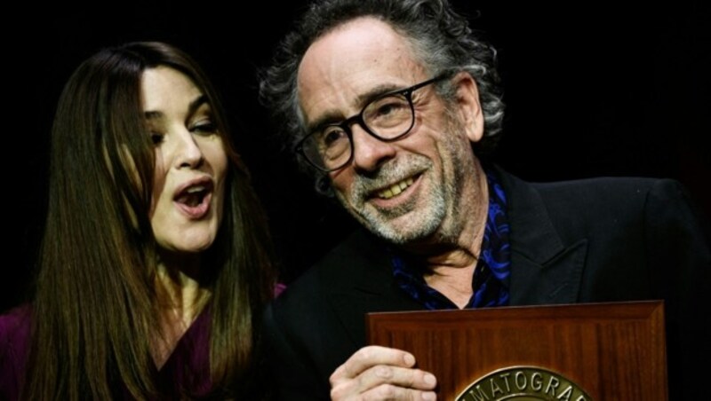 Tim Burton und Monica Bellucci sollen seit dem Lumiere Film Festival 2022 ein Paar sein. (Bild: APA/Photo by JEFF PACHOUD/AFP)