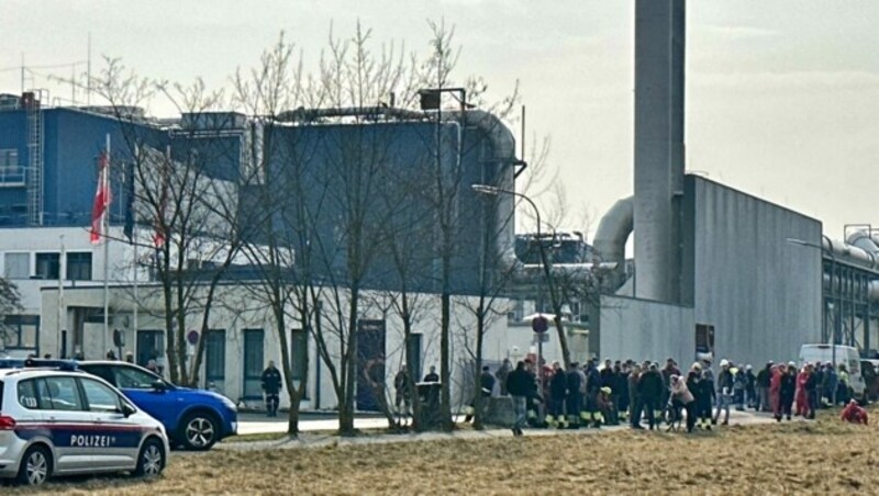 Eine Vielzahl an Einsatzkräften befand sich nach der Explosion am Ort des Geschehens. (Bild: Petra Weichhart)