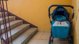 „Ich verließ das Gebäude mit einem leeren Kinderwagen“, schildert die Frau die traumatischen Minuten, nachdem sie das Baby an die biologischen Eltern zurückgeben musste. (Bild: VPales/ stock.adobe.com)