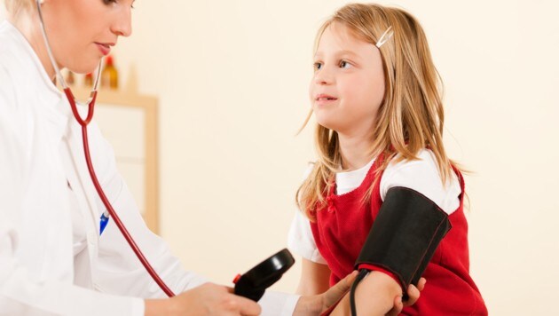 Bei den regelmäßigen Vorsorgeuntersuchungen misst der Kinderarzt den Blutdruck. (Bild: Kzenon - stock.adobe.com)