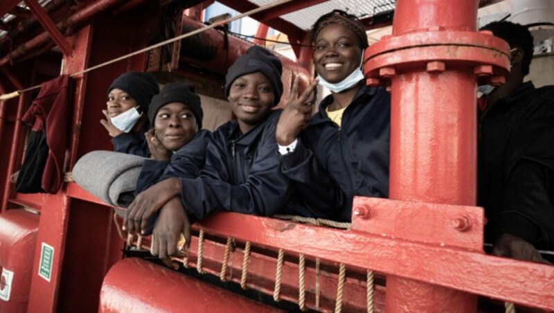 Migranten auf der „Ocean Viking“ (Bild: Vincenzo Circosta / AFP)