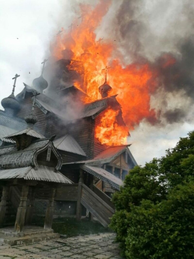 Die Holzkirche der Allerheiligen-Klause beim Kloster Swjatohirsk in der Ostukraine wurde im Juni 2022 durch russischen Beschuss in Brand gesetzt. (Bild: OSINT)