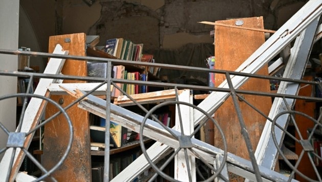 Diese Bücherei in Tschernihiw im Norden der Ukraine wurde bei russischen Angriffen zerstört. (Bild: APA/AFP/Sergei SUPINSKY)