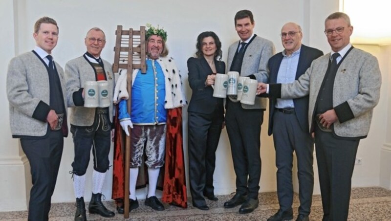 Christian Daum (Geschäftsführer TVB Zell-Gerlos), Oswald Gredler (Vertreter Landestrachtenverband), Bierkönig Gambrinus, Susanne Liner (Künstlerin), Martin Lechner (Geschäftsführer Zillertal Bier) und Robert Pramstrahler (Bürgermeister Marktgemeinde Zell am Ziller) präsentieren das Gauder Fest Sujet 2023. (Bild: Birbaumer Johanna)