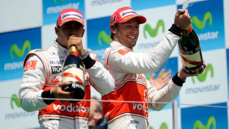 Von 2010 bis 2012 waren Lewis Hamilton (l.) und Jenson Button Teamkollegen bei McLaren Mercedes. (Bild: AFP PHOTO / RAFA RIVAS RAFA RIVAS / AFP)