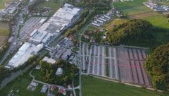 Künftig bleiben viele Parkplätze des Automobilzulieferers ZKW in Wieselburg leer - 600 Jobs sollen abgebaut werden. (Bild: ZKW)