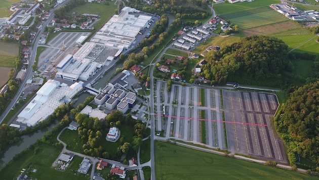 Künftig bleiben viele Parkplätze des Automobilzulieferers ZKW in Wieselburg leer - 600 Jobs sollen abgebaut werden. (Bild: ZKW)