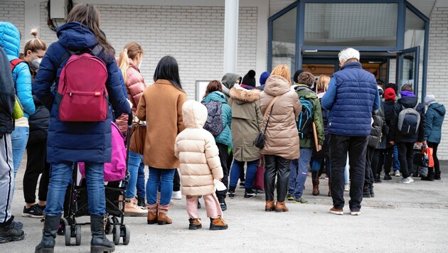 Lange Schlangen zu Kriegsbeginn vor dem Grazer Ankunftszentrum (Bild: Peter Drechsler)