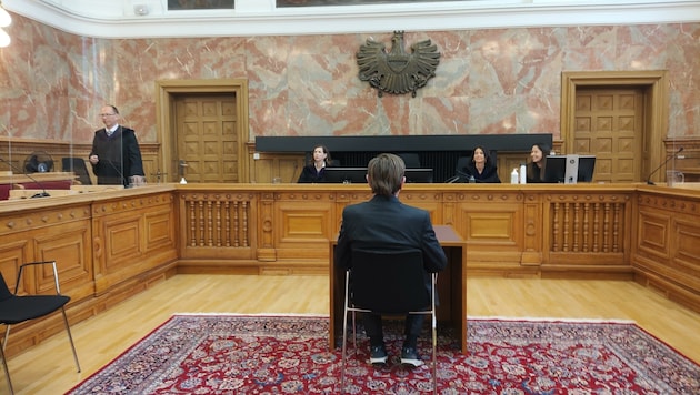 Der Maurer vor dem Richtersenat am Donnerstag im Landesgericht Salzburg (Bild: Lovric Antonio)