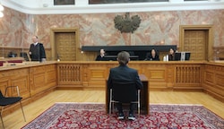 Der Maurer vor dem Richtersenat am Donnerstag im Landesgericht Salzburg (Bild: Lovric Antonio)
