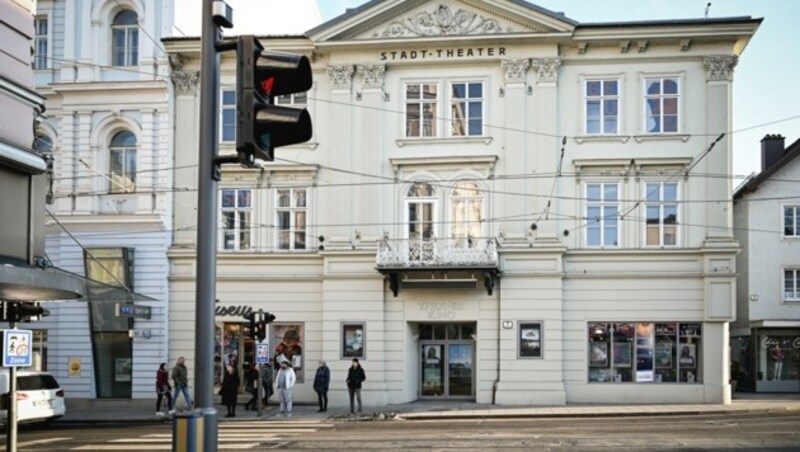 Das Stadttheater in Gmunden liegt an der Esplanade des Traunsees. im Vorjahr war hier - dank Bergmann - ein exzellenter „Reigen“ von Schnitzler zu sehen, eine Ko-Produktion mit dem Landestheater in St. Pölten. (Bild: Wenzel Markus)