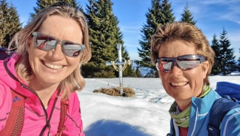 Silvia Sarcletti und Elisabeth Zienitzer von Weges sind jede Woche für die „Krone“ auf den Bergen der Steiermark unterwegs. (Bild: Weges)