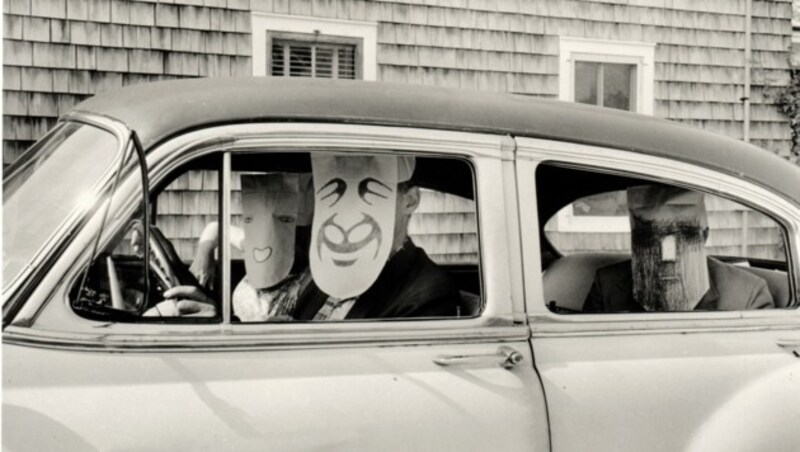 Am Steuer hinter der Maske steckte Arthur Miller (Bild: Inge Morath / Magnum Fotos)