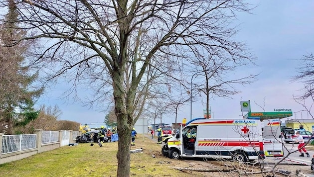 Der Pkw, der vor dem Rettungswagen nach links ausgeschert war, wurde durch die Wucht der Kollision gegen eine Zaunmauer geschleudert. Für die beiden Insassen kam jede Hilfe zu spät. (Bild: Rotes Kreuz Burgenland )