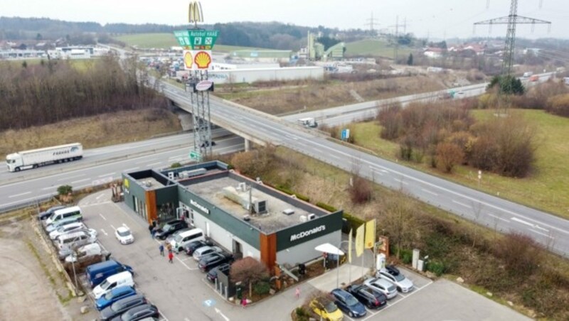 Der McDonald’s in Haag am Hausruck wurde zweimal zum Ziel der kosovarischen Gauner-Truppe, die in mehreren Fällen nach dem gleichem Muster agierte. (Bild: Dostal Harald)