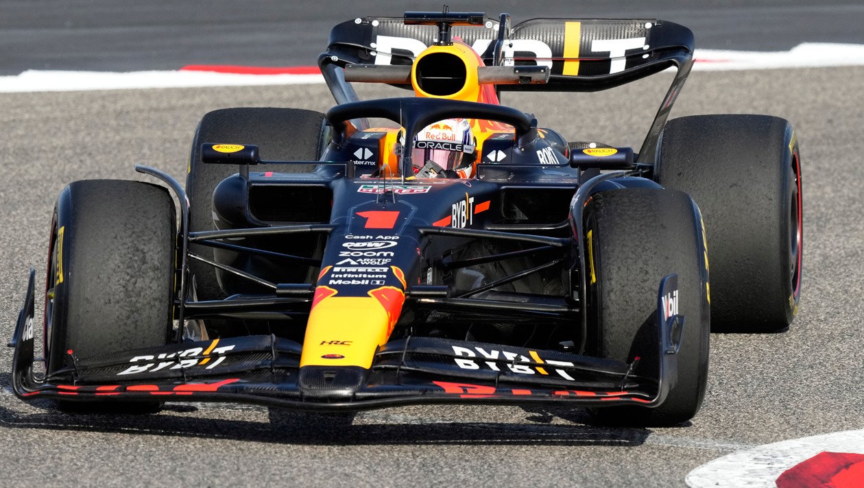 Max Verstappen beim Test in Bahrain (Bild: AP)