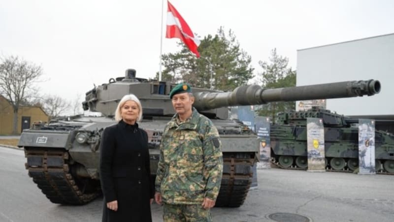 Verteidigungsministerin Klaudia Tanner (ÖVP) und General Striedinger: „Aufrüstung sichert unsere Neutralität und Demokratie.“ (Bild: BHF/Heinschink)