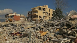 Nach dem Erdbeben sind nicht nur Zehntausende Todesopfer zu beklagen, auch die Schuttberge stellen die Türkei vor eine Herausforderung. (Bild: AP)