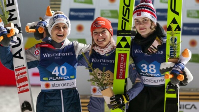 Eva Pinkelnig (AUT), Katharina Althaus (GER) und Anna Odine Stroem (NOR) (Bild: GEPA pictures)