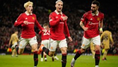 Manchester United jubelt über den Sieg gegen Barca und den Aufstieg in der Europa League. (Bild: AP)